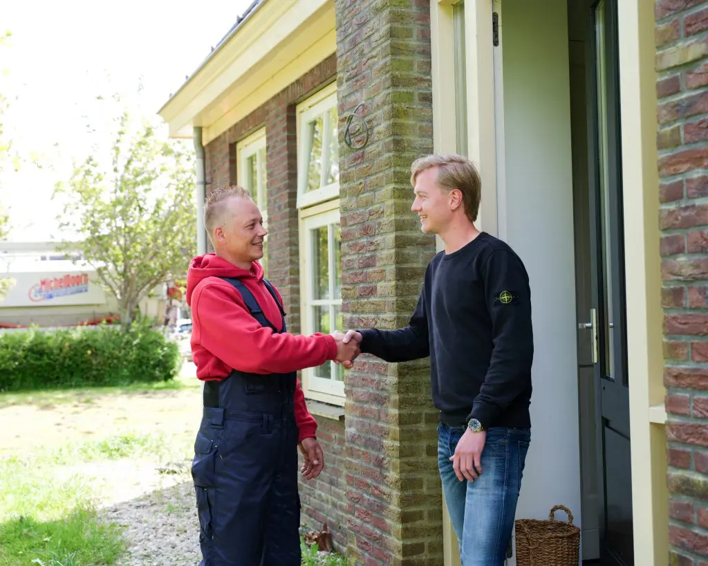 Werknemer van Michel Doorn Rioolservice schud hand met een klant