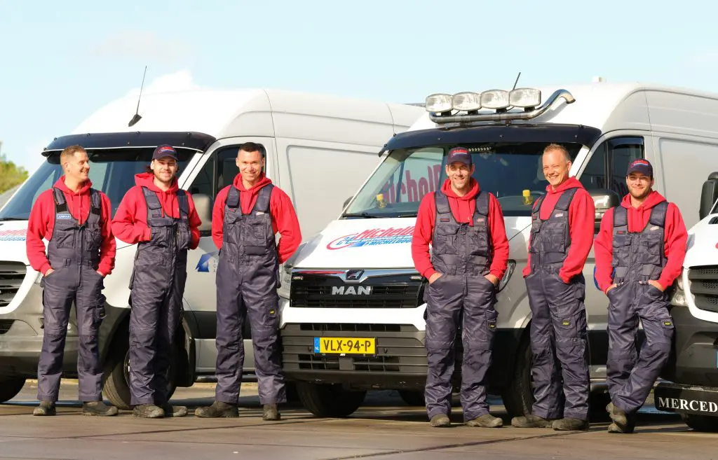 Werknemers van Michel Doorn staan voor hun bedrijfsauto's