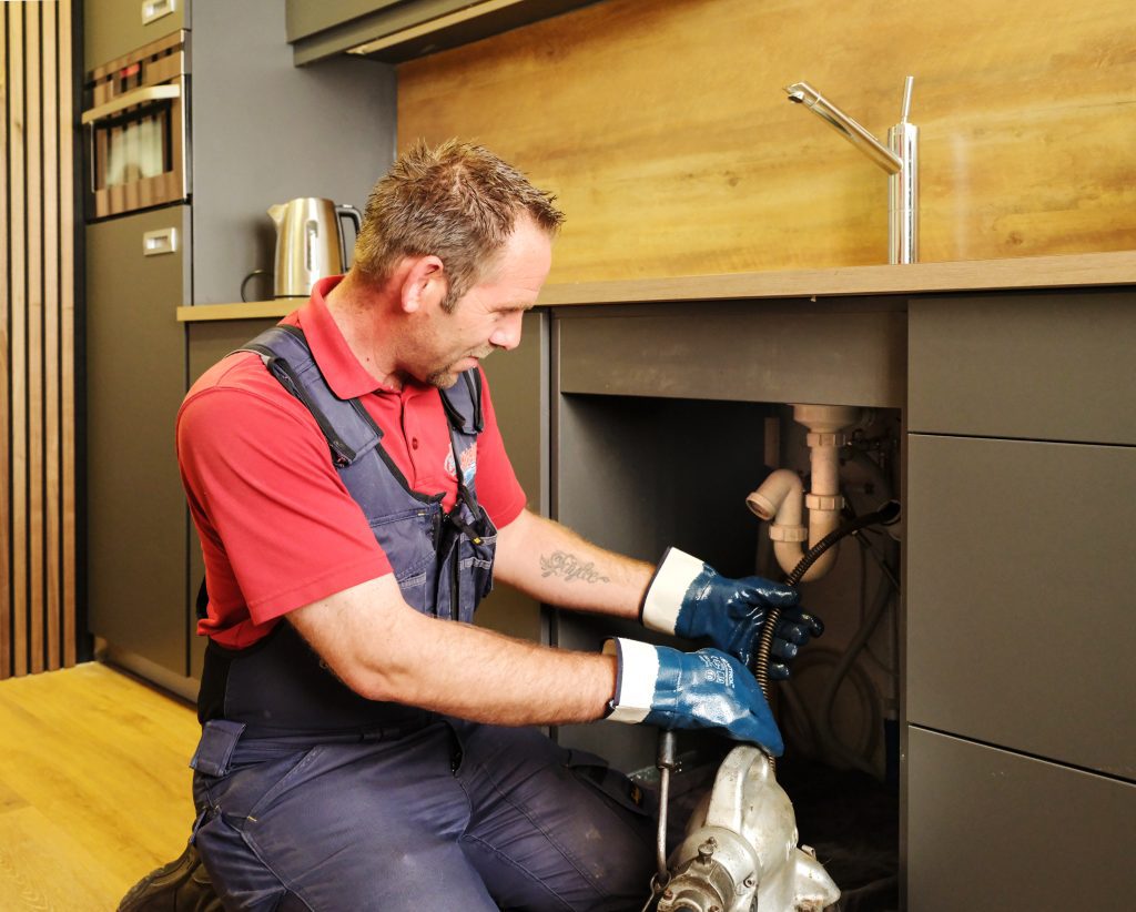 Ontstopper van Michel Doorn maakt sifon schoon