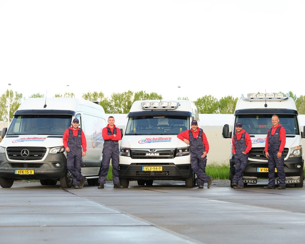 De ontstoppers van Michel Doorn poseren voor bedrijfsbussen